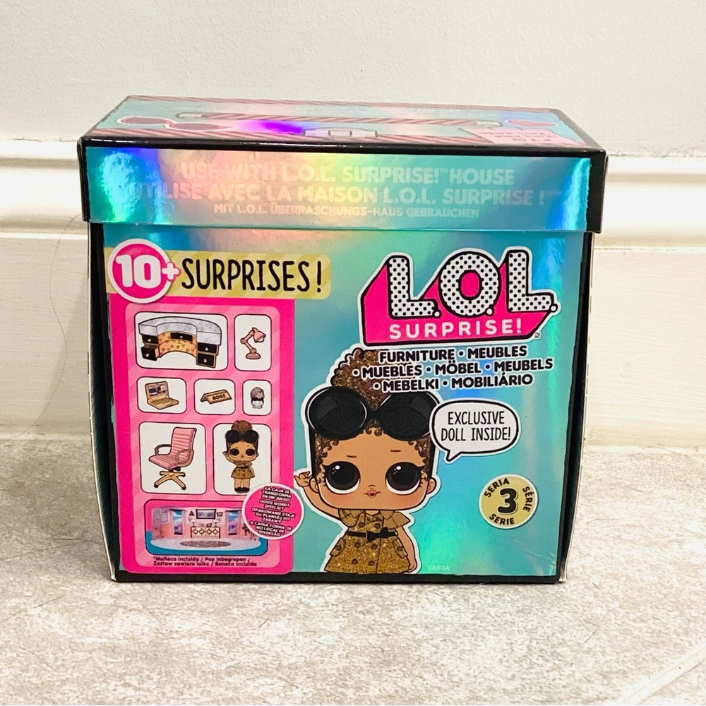 L.O.L. Surprise! Furniture School Office with Boss Queen Series 3